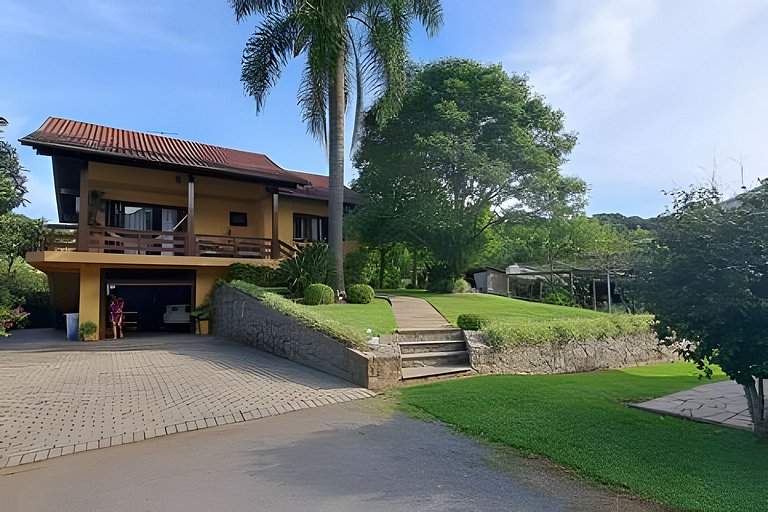 Casa Caminhos de Pedra ao lado da casa da ovelha